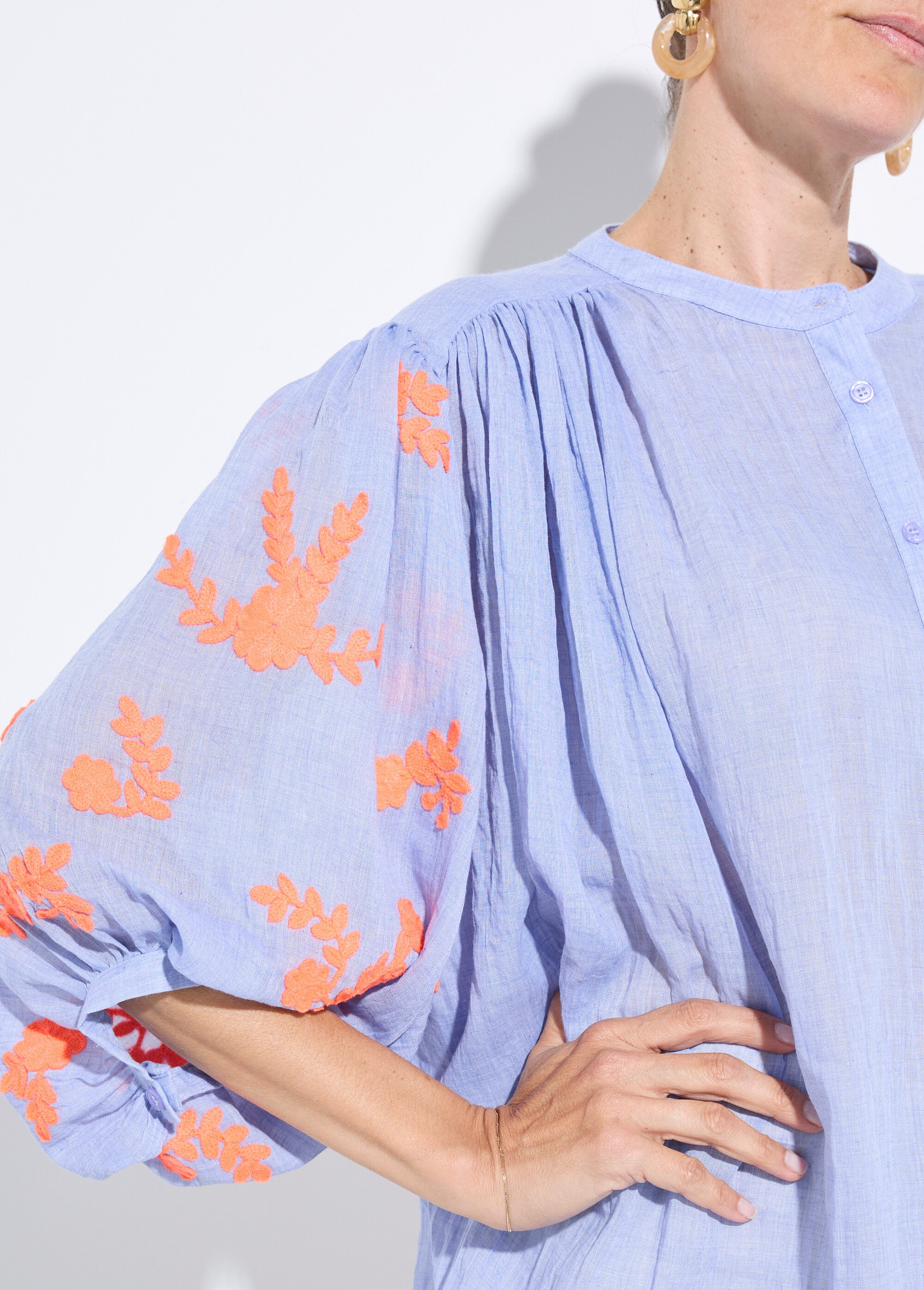 Blouse chambray, broderies contrastantes Femme Bleu JSM-CH3225 DE1