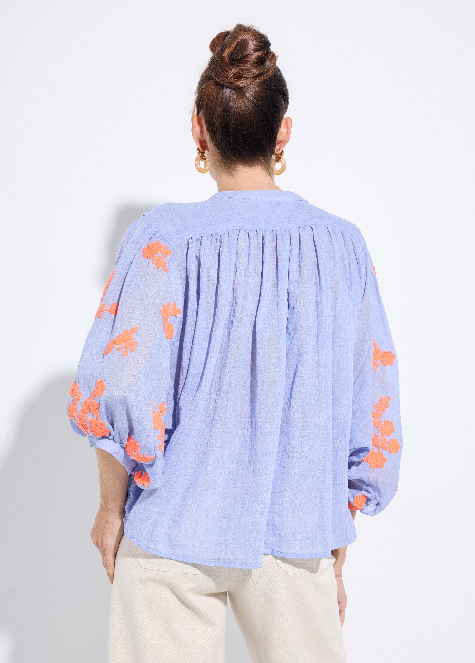 Blouse chambray, broderies contrastantes