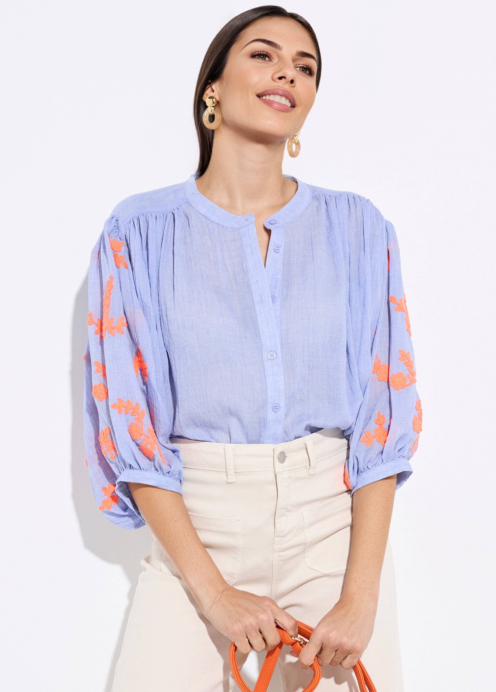 Blouse chambray, broderies contrastantes