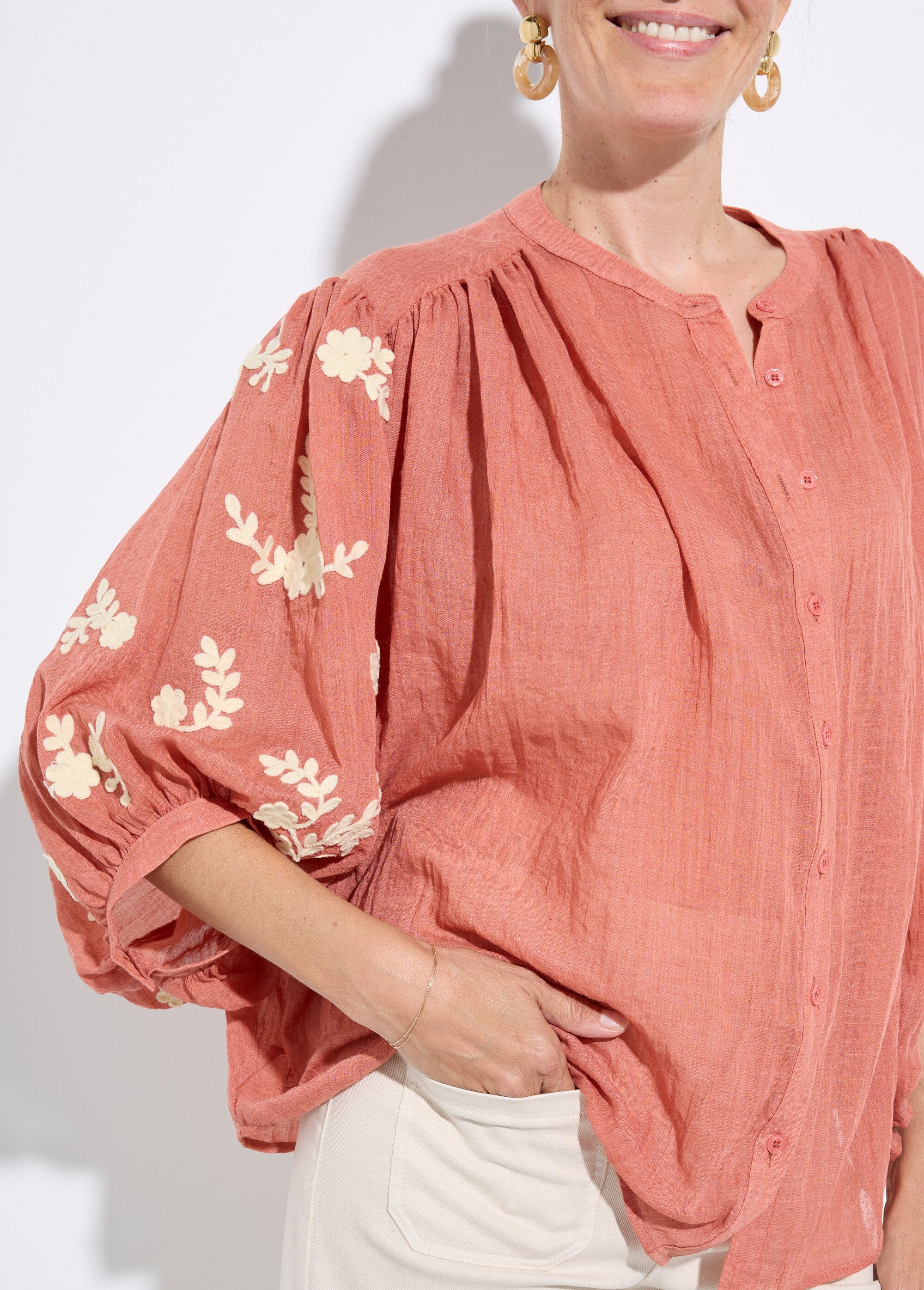 Blouse chambray, broderies contrastantes