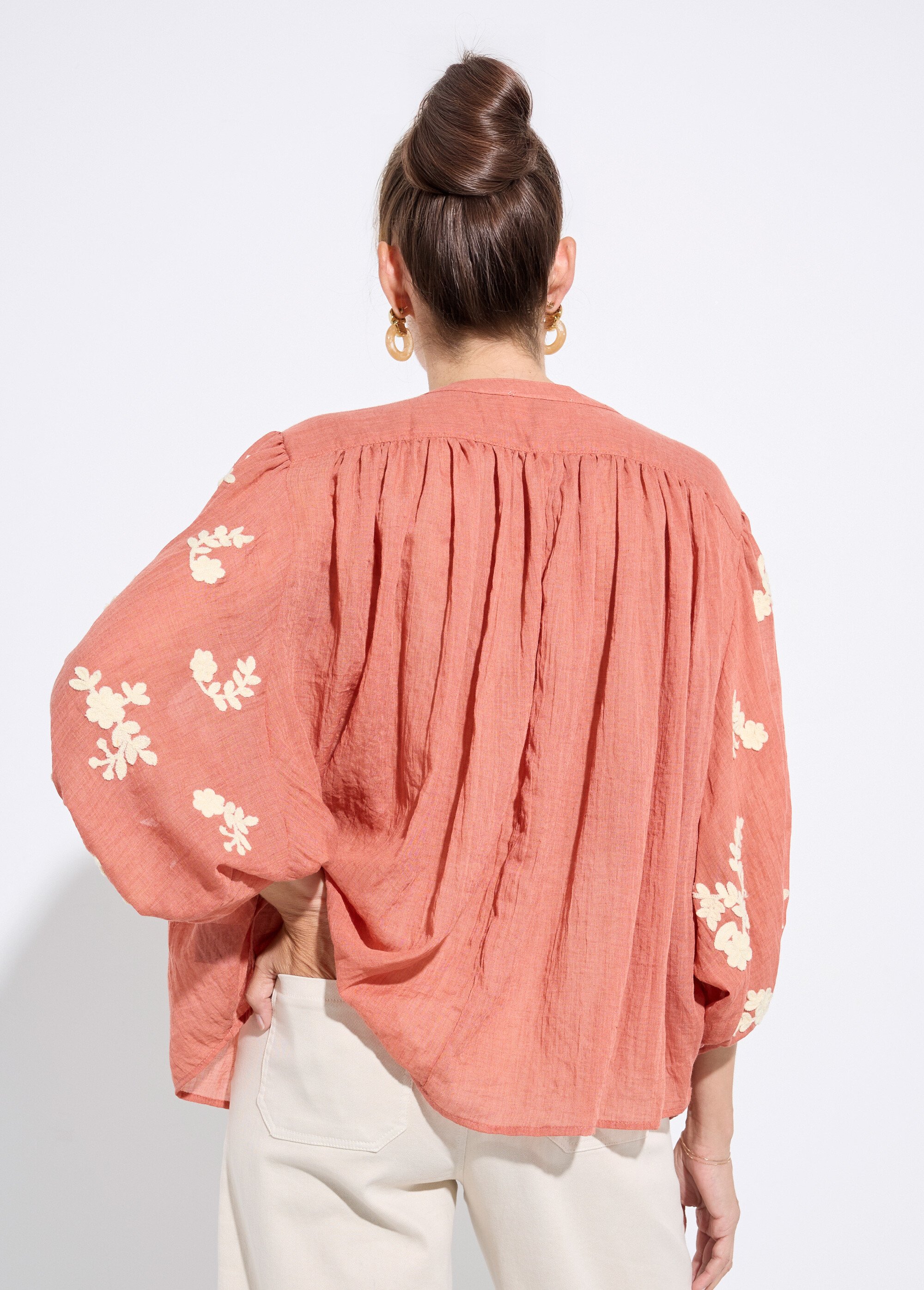 Blouse chambray, broderies contrastantes