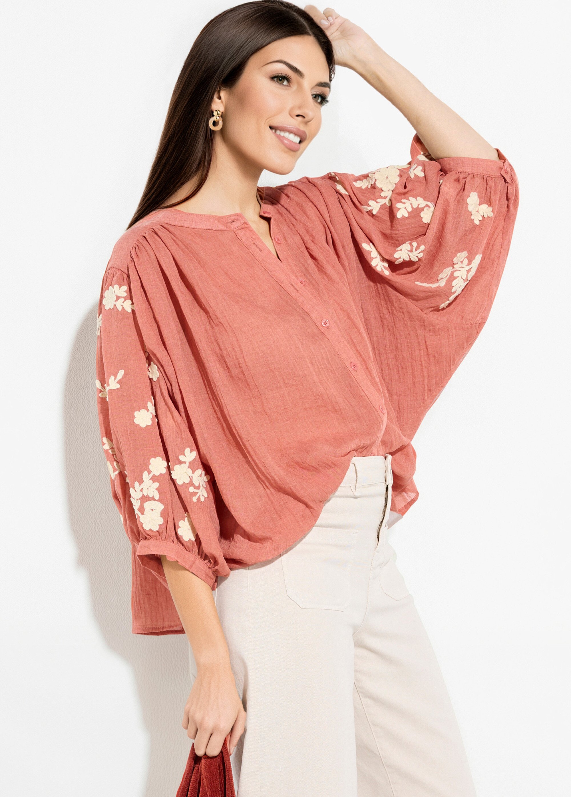 Blouse chambray, broderies contrastantes