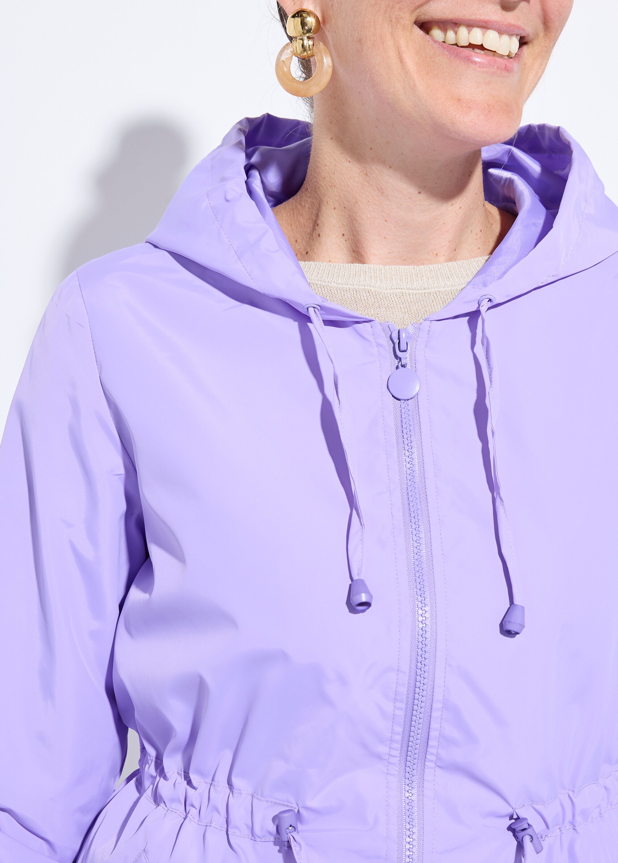 Coupe-vent capuche et taille resserrée