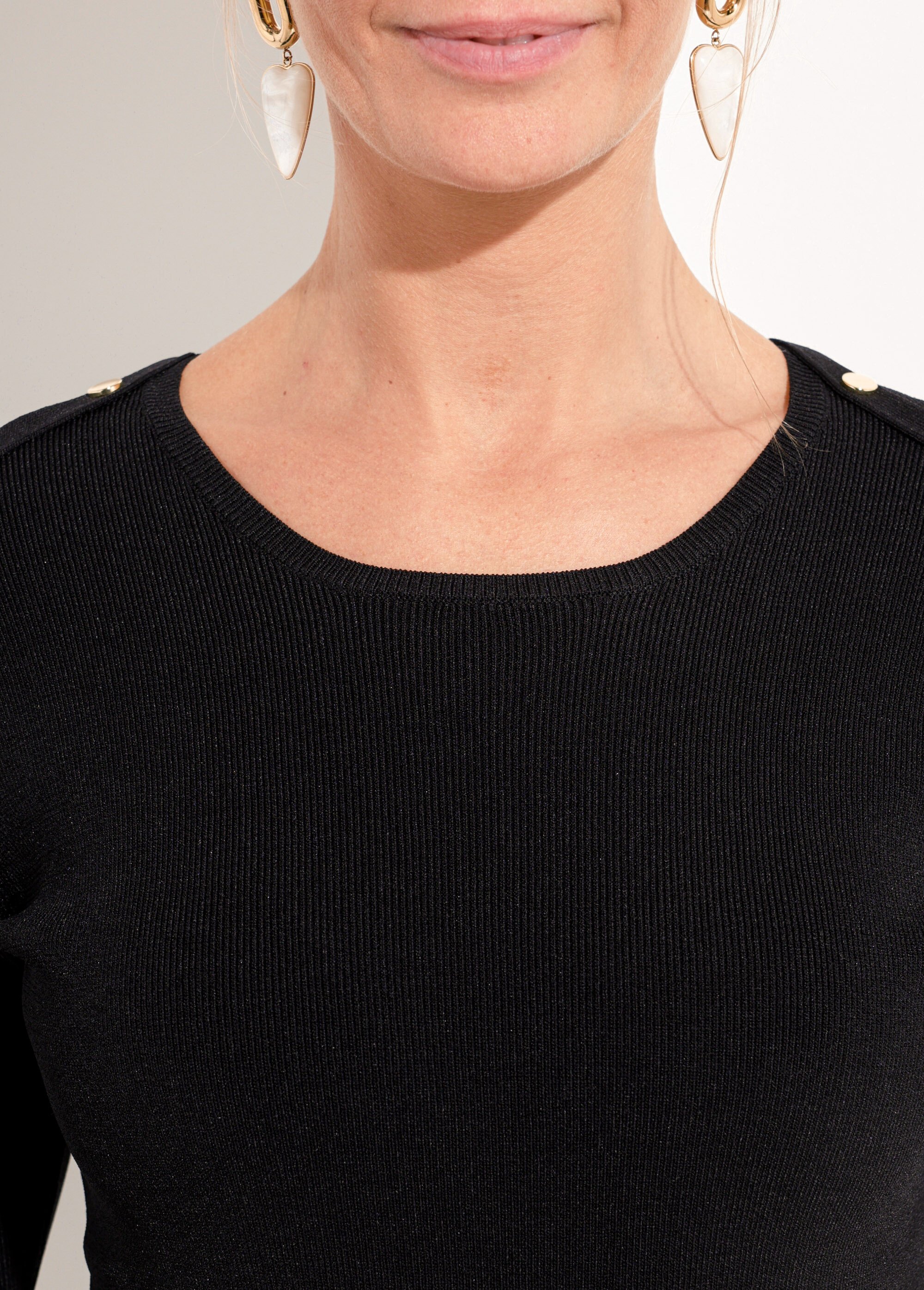 Pull fin maille côtelée boutons dorés