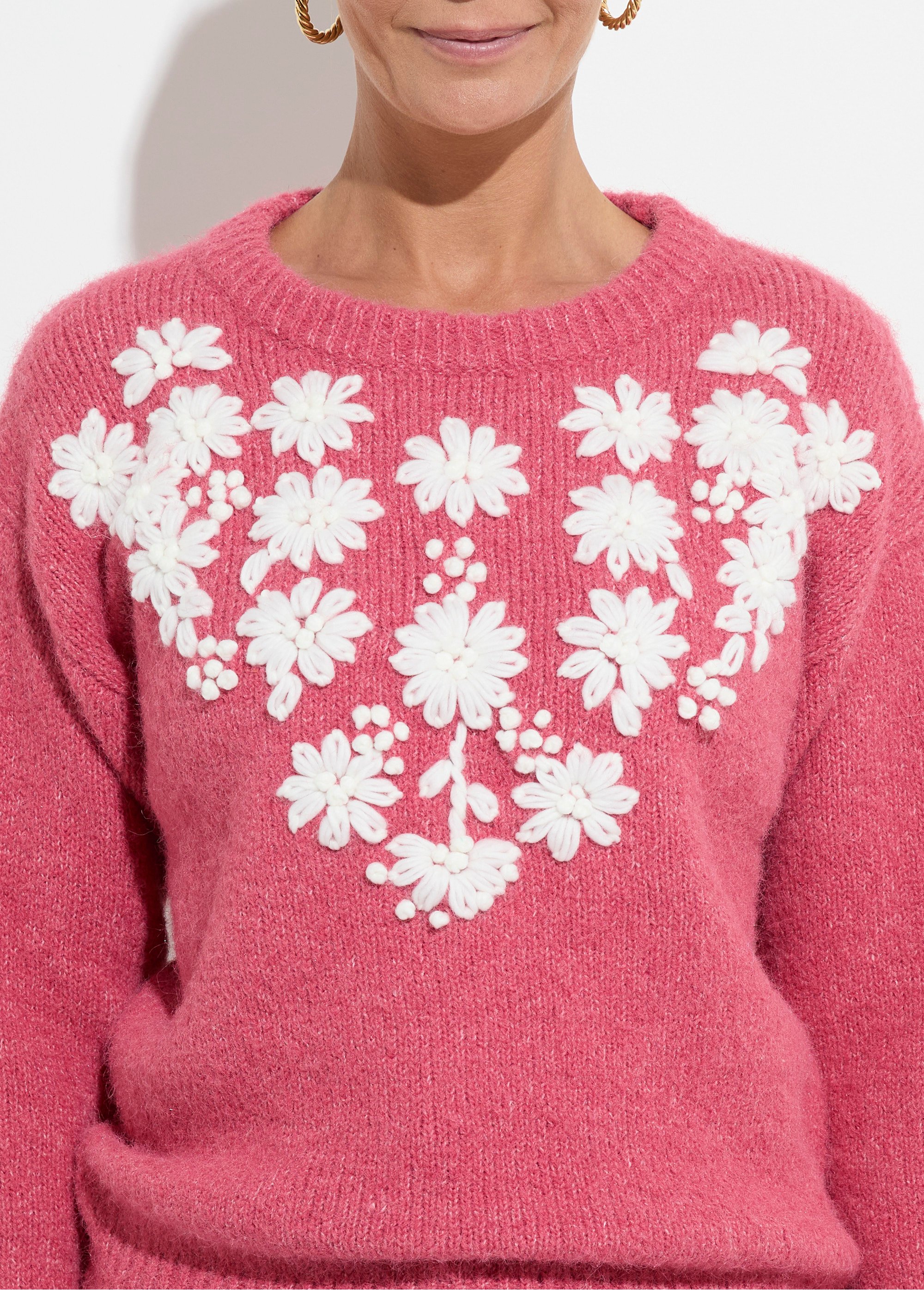 Pull moelleux col rond fleurs brodées