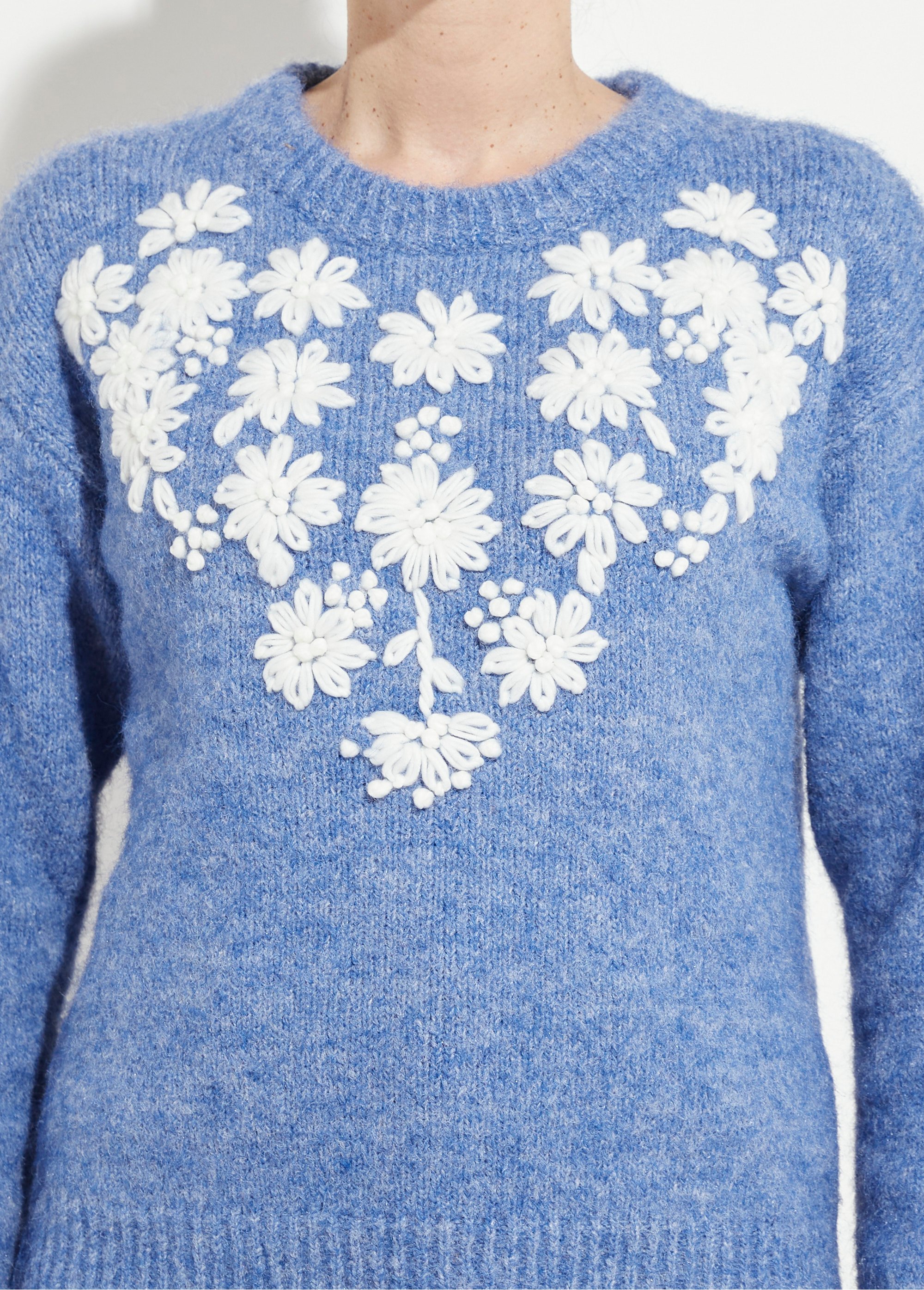 Pull moelleux col rond fleurs brodées