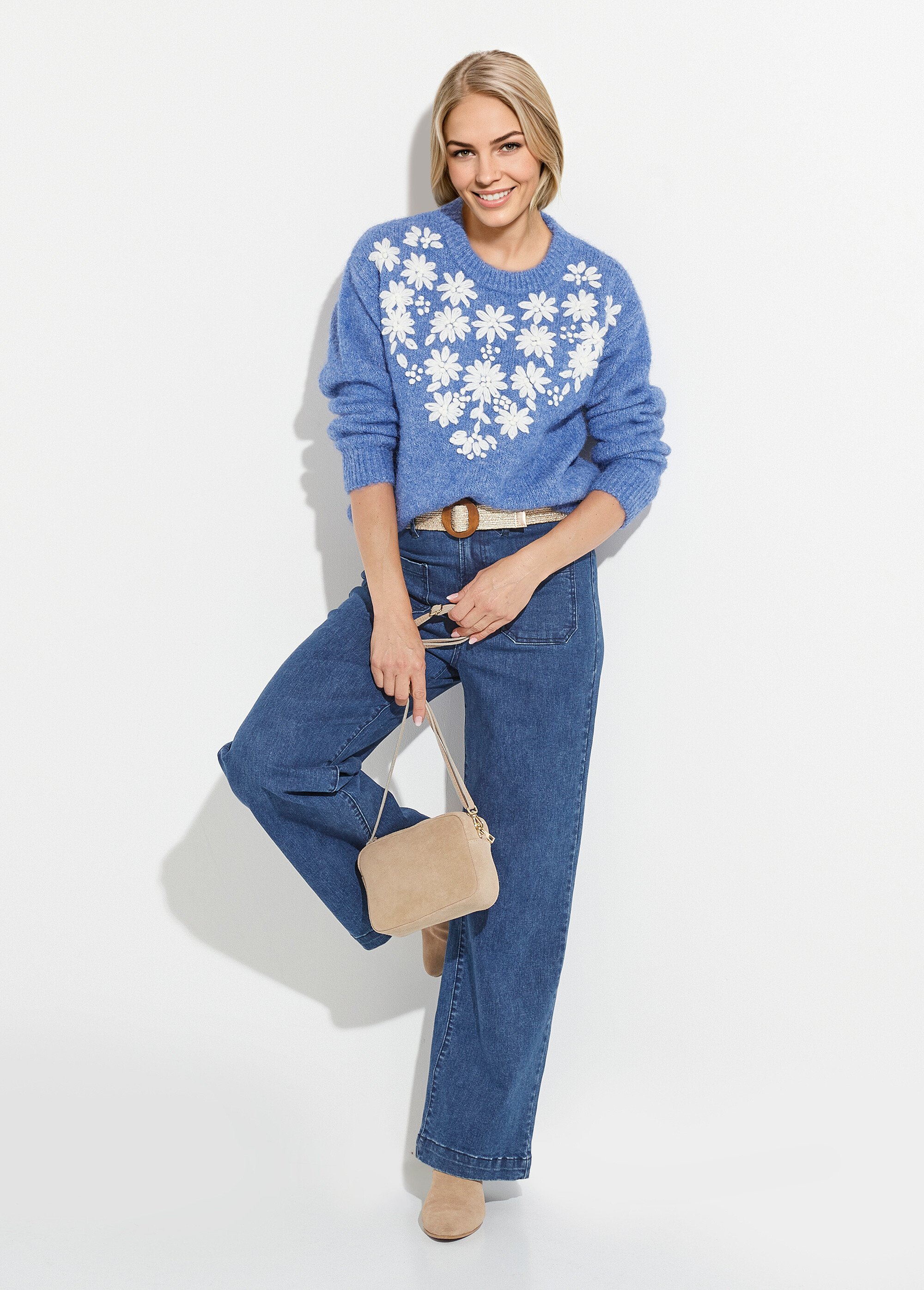 Pull moelleux col rond fleurs brodées