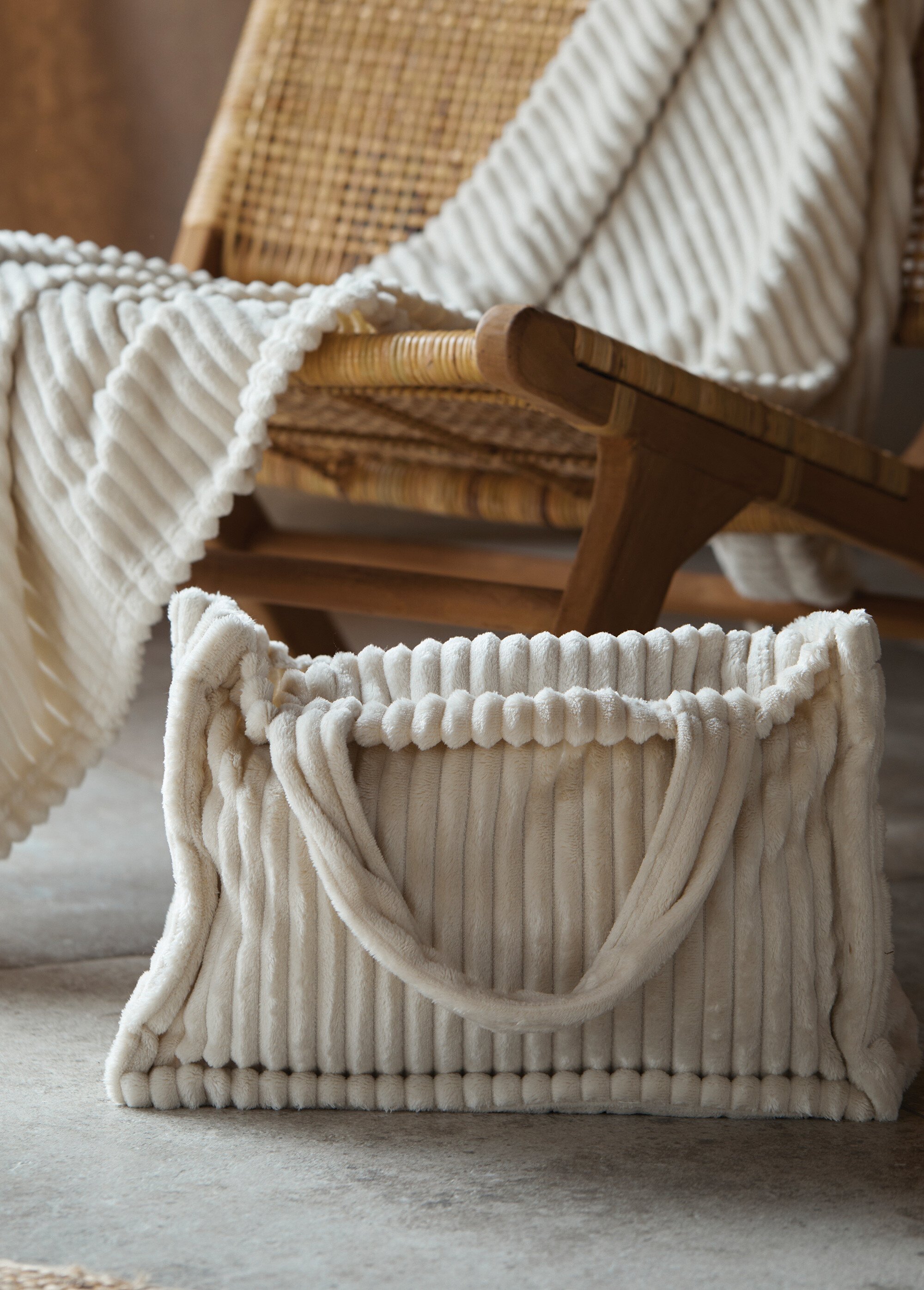 Plaid toucher peluche effet côtelé Beige RUPLAID DE1