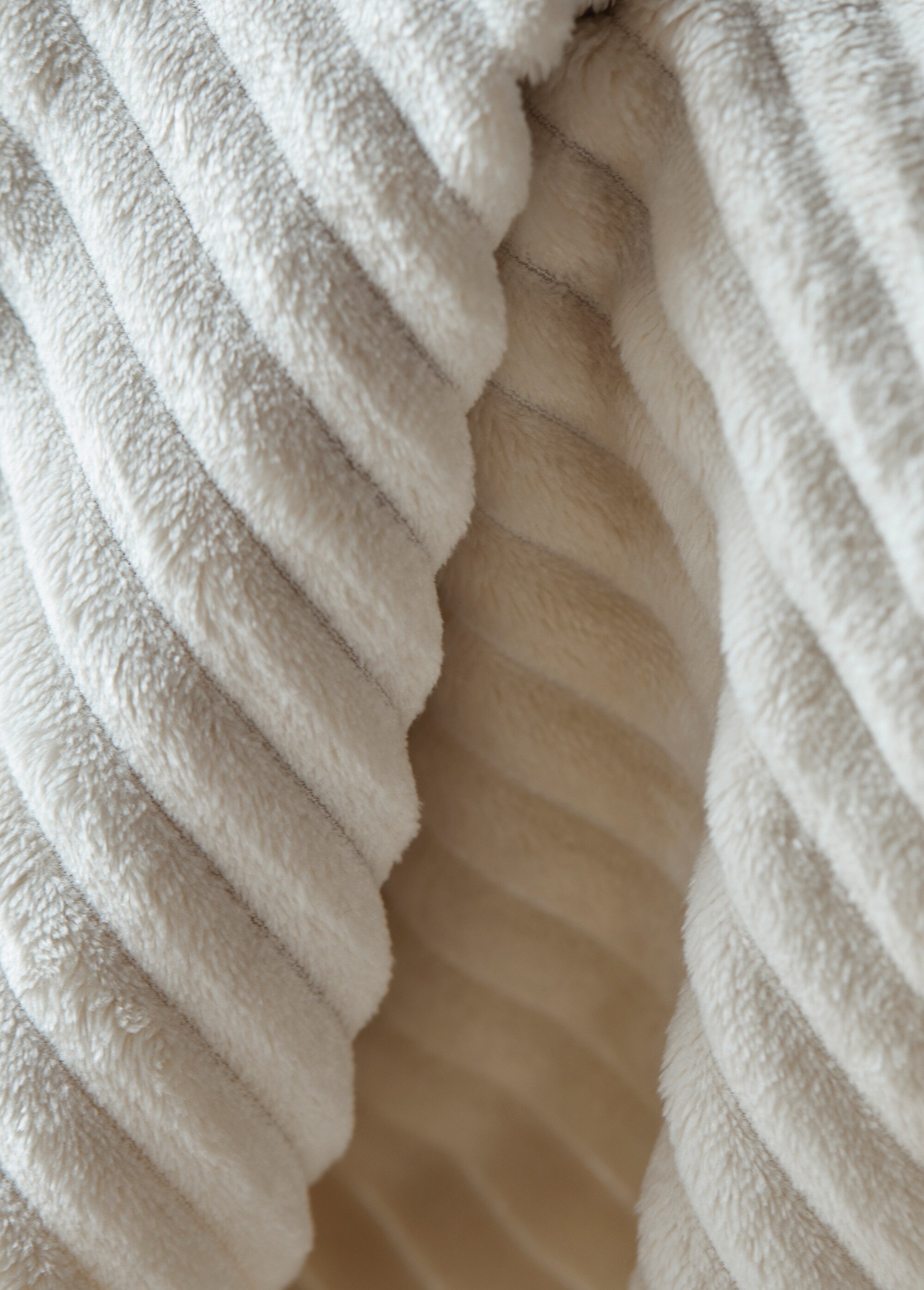 Plaid toucher peluche effet côtelé Beige RUPLAID DE2