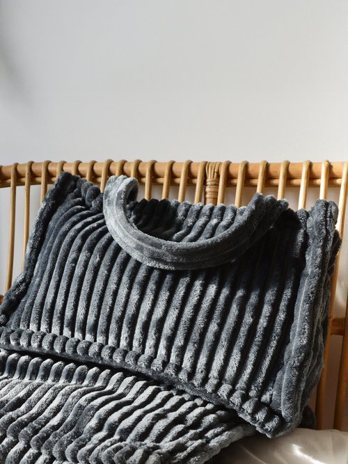 Plaid toucher peluche effet côtelé Gris RUPLAID DE1