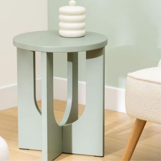 Table d'appoint épurée avec pied évidé