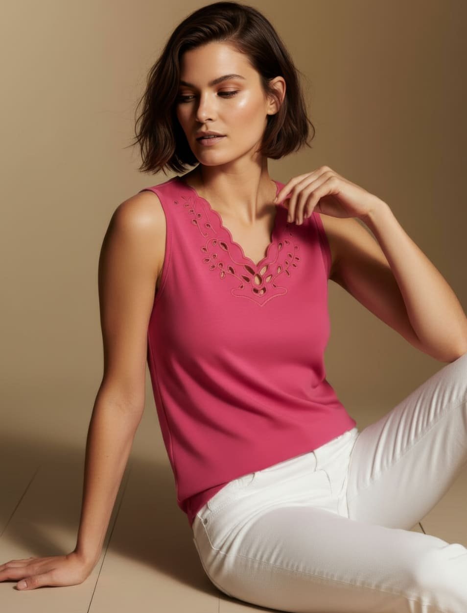 Débardeur col V ajouré brodé