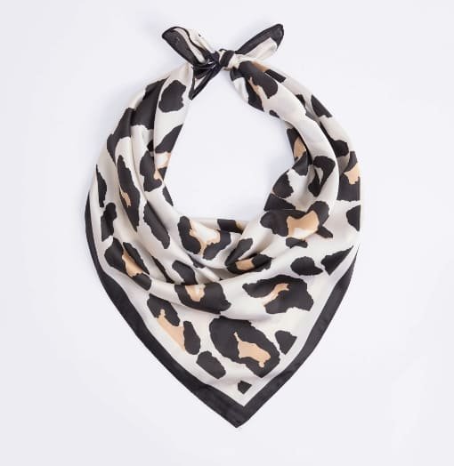 Foulard carré satin, grand motif léopard